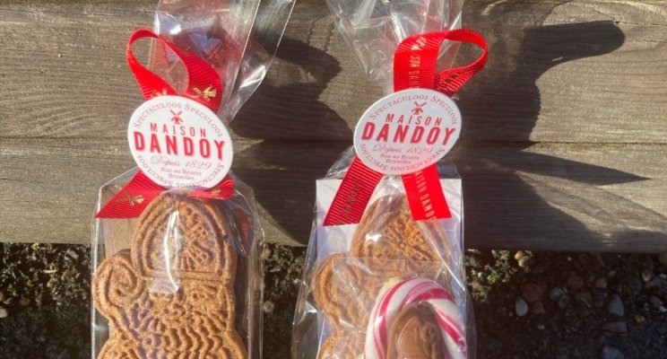 Les enfants gâtés par le grand Saint-Nicolas